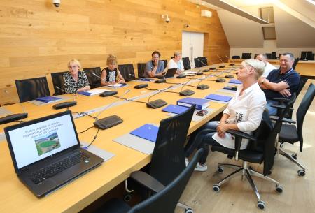 PODPIS POGODBE ZA OBNOVO NOGOMETNEGA IGRIŠČA IN TEKAŠKE STEZE PRI OŠ CERKNICA 12 FOTO LJUBO VUKELIČ